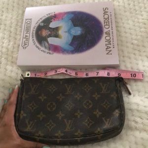 Authentic Louis Vuitton Pouchette